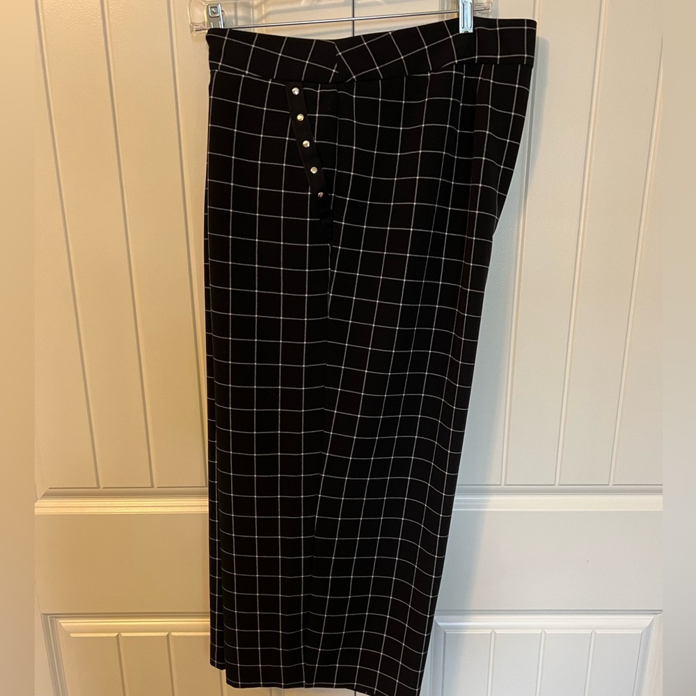 Jones of NY. Wide leg cropped pants. 16W. Black and white